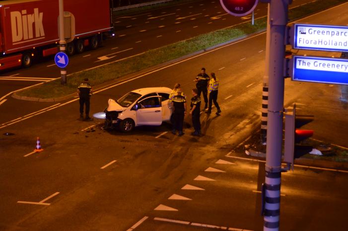Automobilist borst frontaal op verkeerspaal