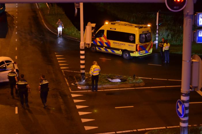 Automobilist borst frontaal op verkeerspaal