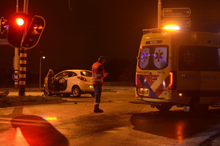 Automobilist borst frontaal op verkeerspaal