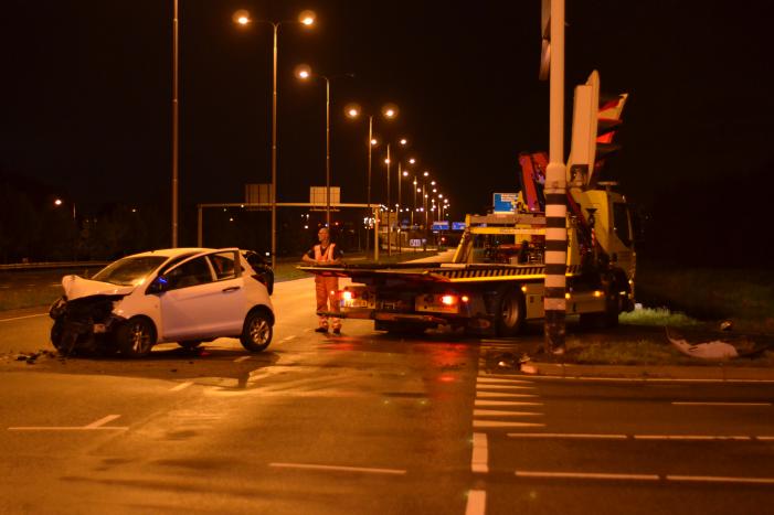 Automobilist borst frontaal op verkeerspaal