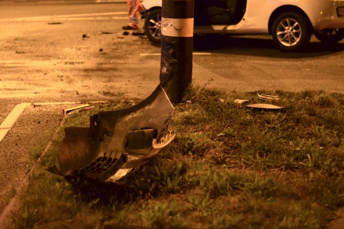 Automobilist borst frontaal op verkeerspaal