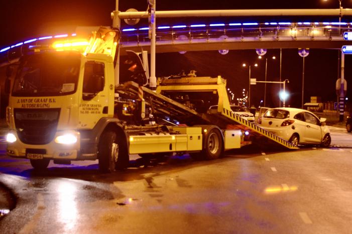 Automobilist borst frontaal op verkeerspaal