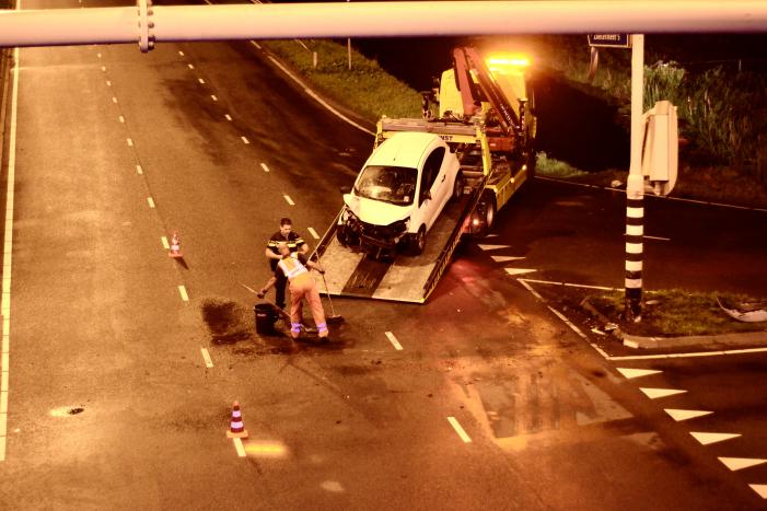 Automobilist borst frontaal op verkeerspaal