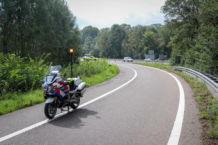 Vrachtwagenchauffeur rijdt met lading tegen viaduct