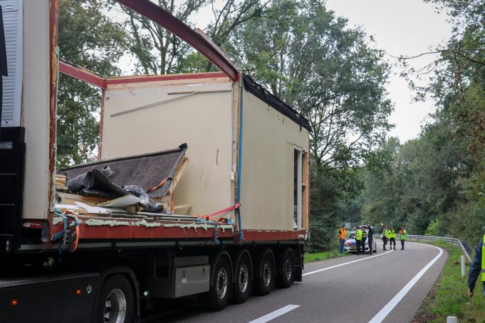Vrachtwagenchauffeur rijdt met lading tegen viaduct