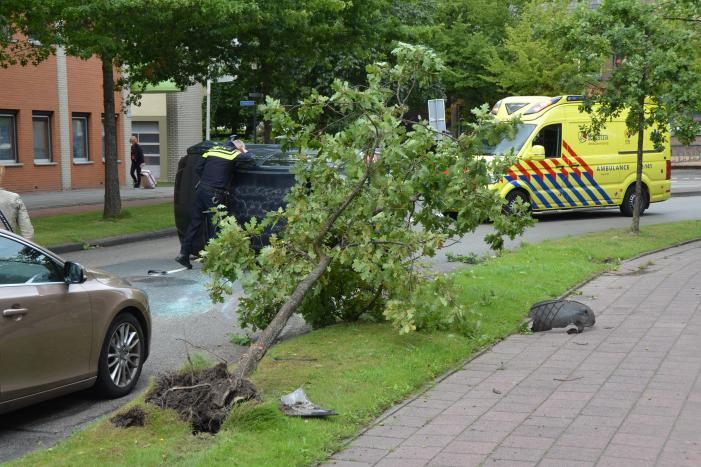 Auto vliegt uit de bocht en belandt op zijn kant