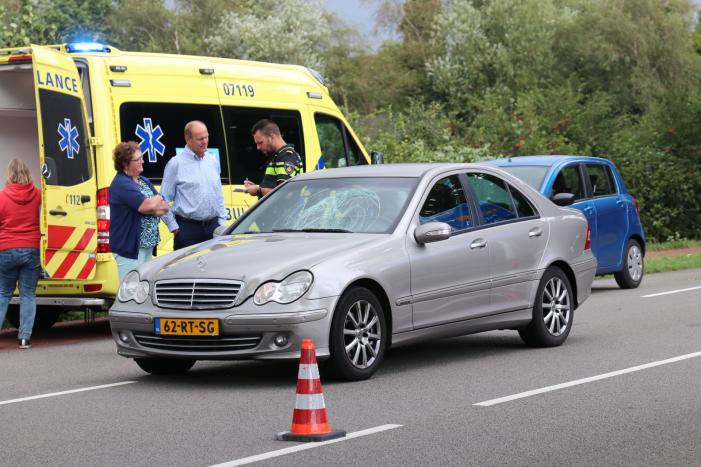 Jongeman geschept door auto