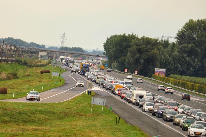 Drie auto's botsen op snelweg