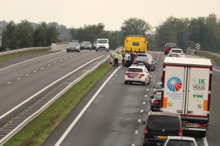 Drie auto's botsen op snelweg