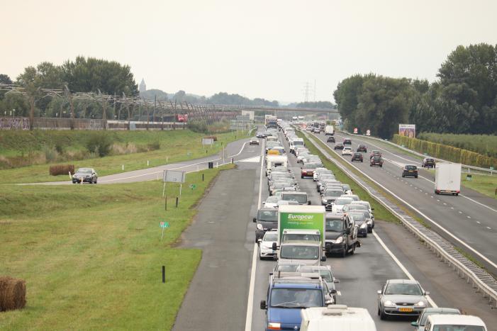 Drie auto's botsen op snelweg