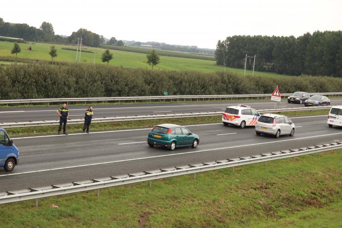 Drie auto's botsen op snelweg