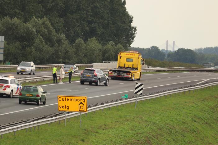 Drie auto's botsen op snelweg
