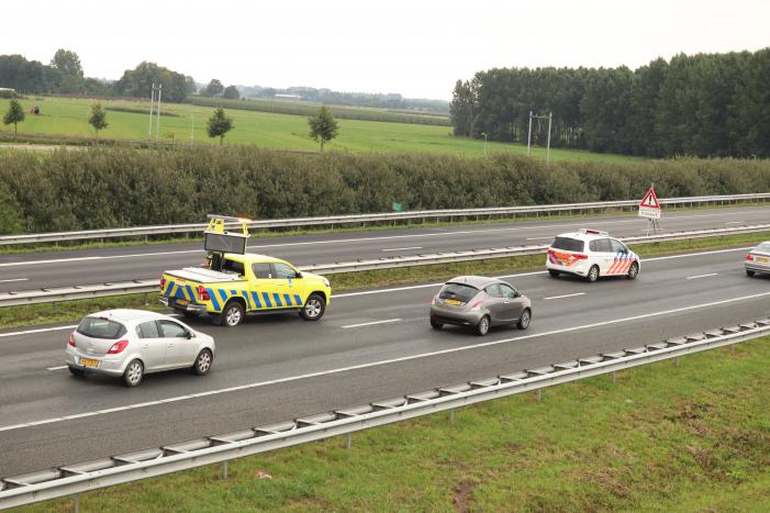 Drie auto's botsen op snelweg