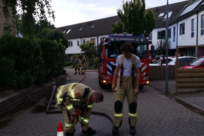 Brandweer spoelt riool na sterke terpentinelucht