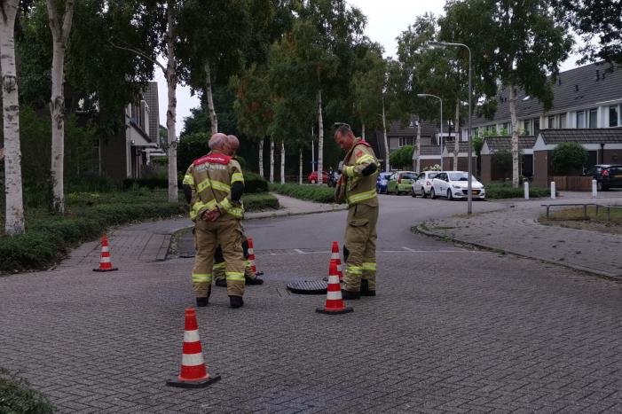 Brandweer spoelt riool na sterke terpentinelucht