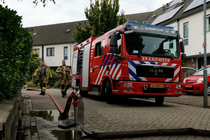 Brandweer spoelt riool na sterke terpentinelucht