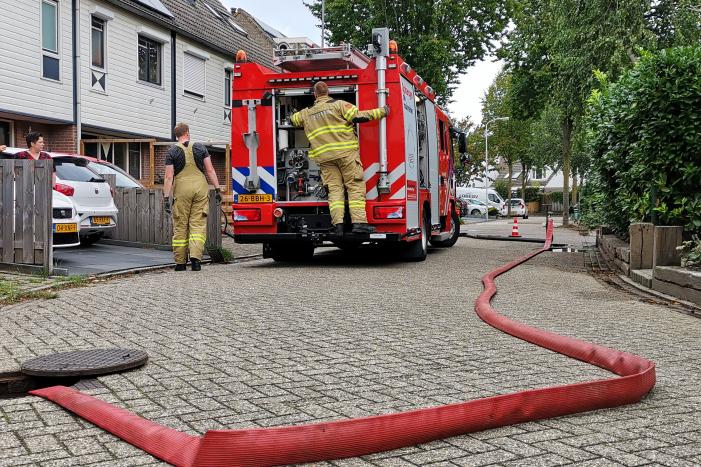 Brandweer spoelt riool na sterke terpentinelucht