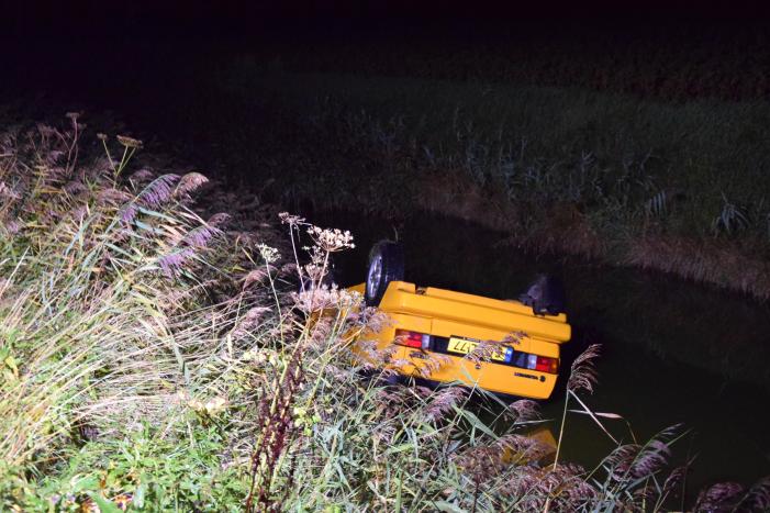 Auto belandt op de kop in het water