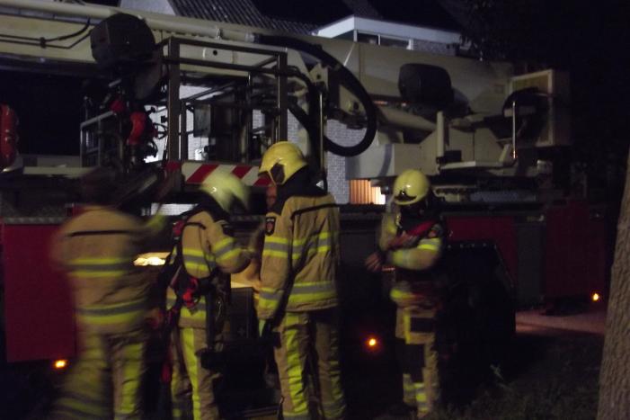 Brandweer veegt schoorsteen na brand
