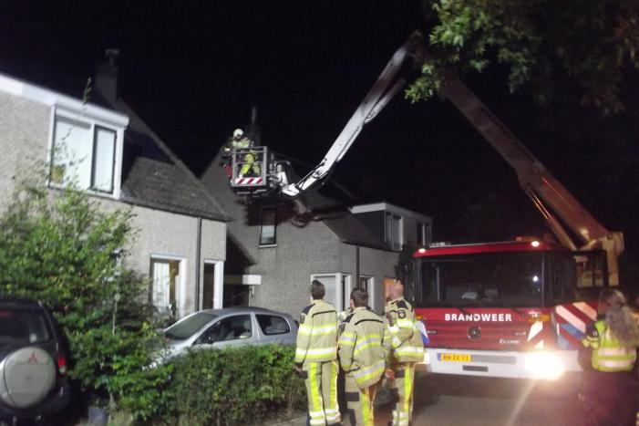 Brandweer veegt schoorsteen na brand