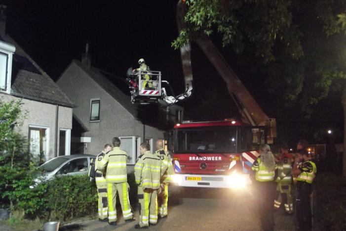 Brandweer veegt schoorsteen na brand