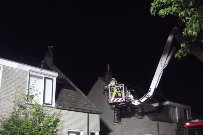 Brandweer veegt schoorsteen na brand