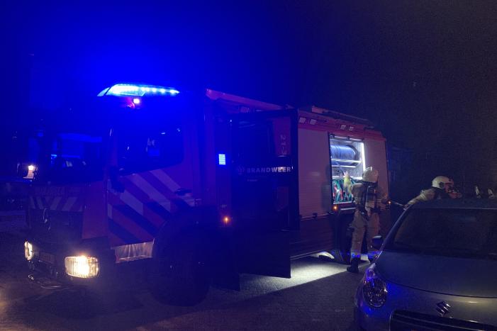 Felle autobrand onder carport