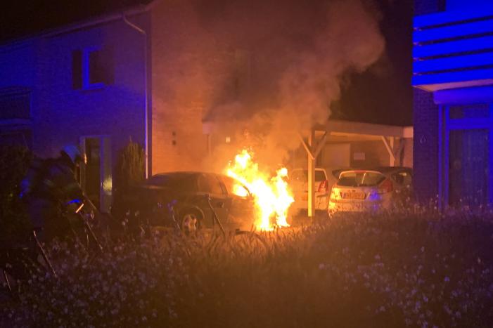 Felle autobrand onder carport