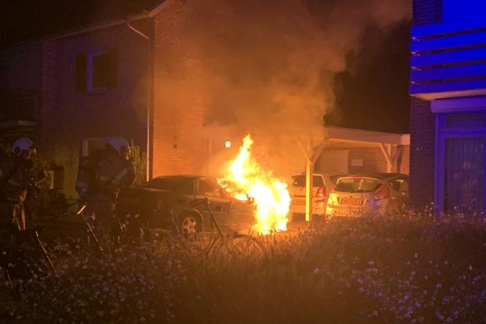 Felle autobrand onder carport