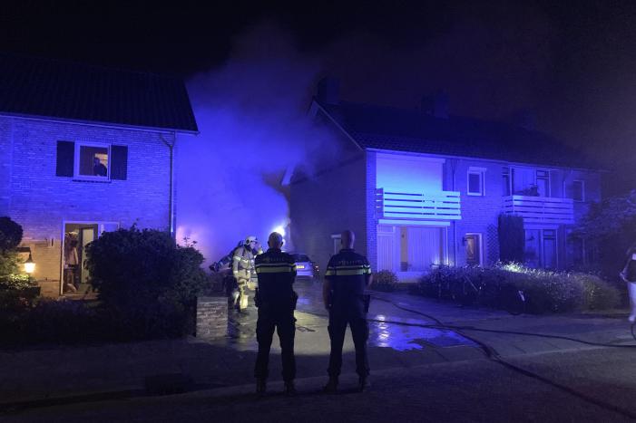 Felle autobrand onder carport
