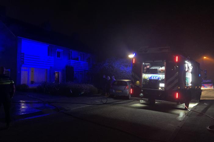 Felle autobrand onder carport