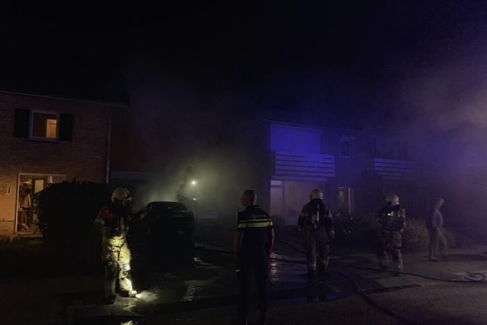 Felle autobrand onder carport