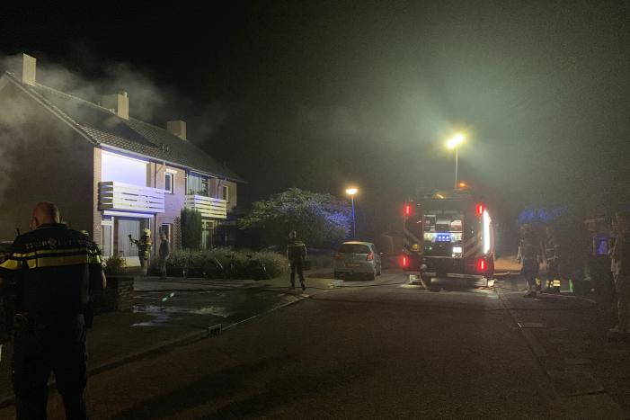 Felle autobrand onder carport