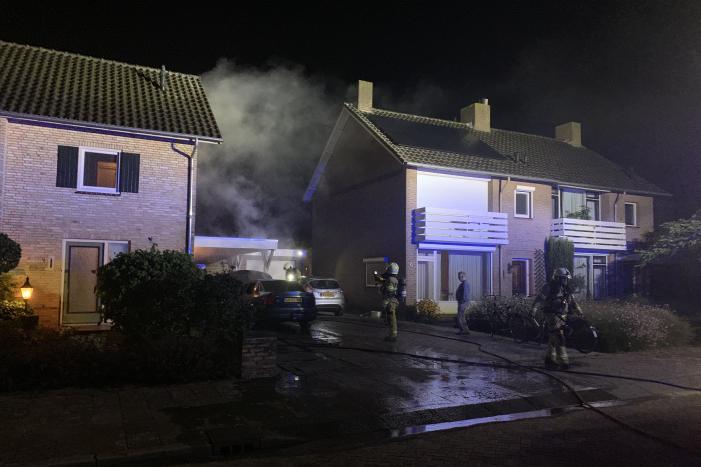 Felle autobrand onder carport