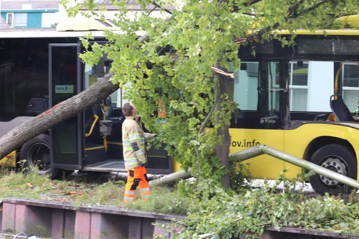 Stadsbus zwaar beschadigd na crash
