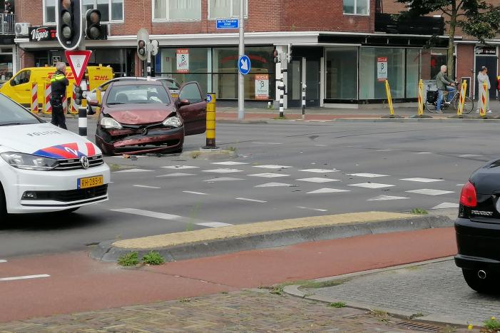 Veel schade bij aanrijding tussen twee auto's