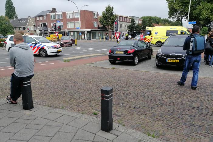 Veel schade bij aanrijding tussen twee auto's