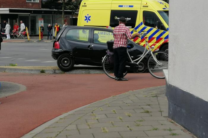Veel schade bij aanrijding tussen twee auto's