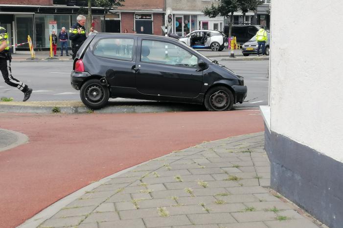 Veel schade bij aanrijding tussen twee auto's