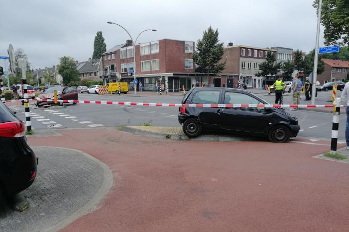 Veel schade bij aanrijding tussen twee auto's