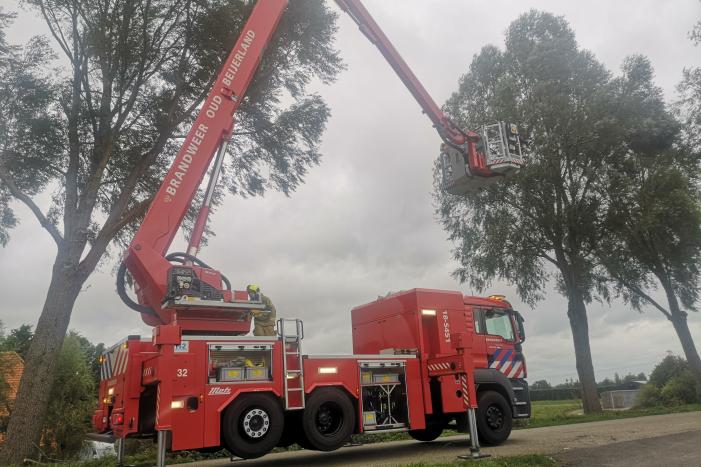 Brandweer verwijderd loshangende takken