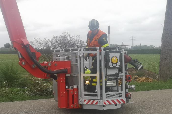 Brandweer verwijderd loshangende takken