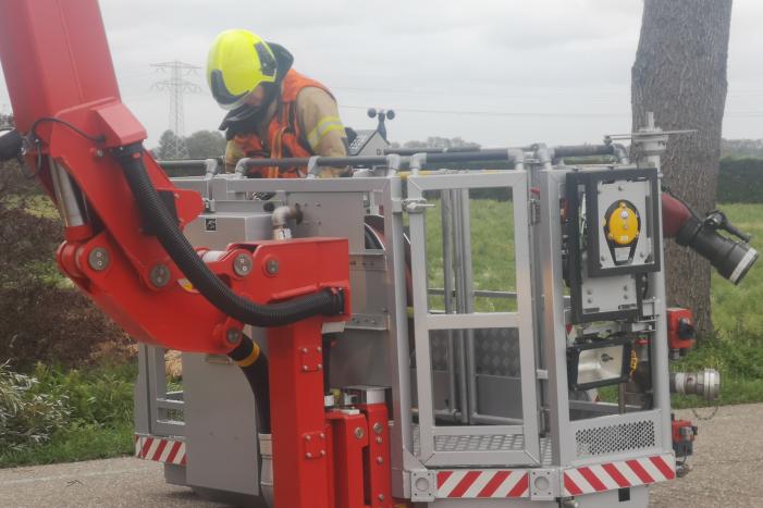 Brandweer verwijderd loshangende takken