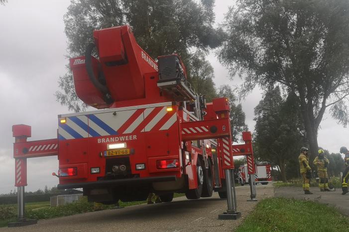 Brandweer verwijderd loshangende takken