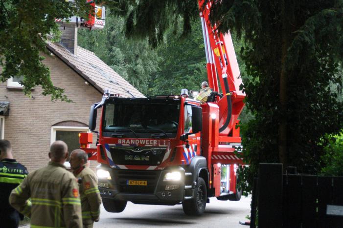 Brandweer veegt schoorsteen na brand