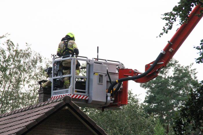 Brandweer veegt schoorsteen na brand