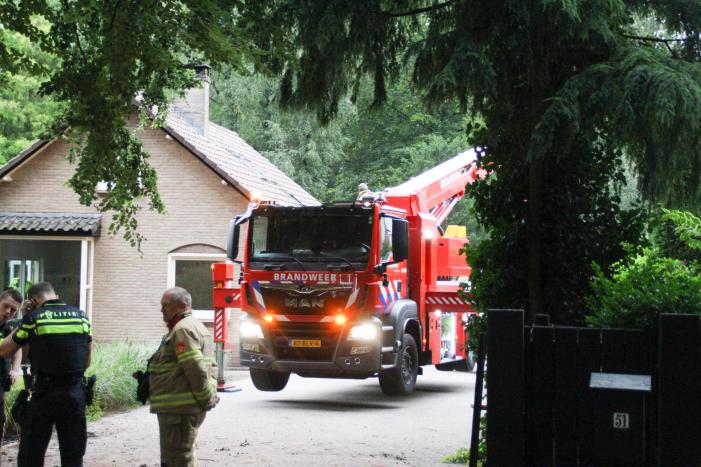Brandweer veegt schoorsteen na brand
