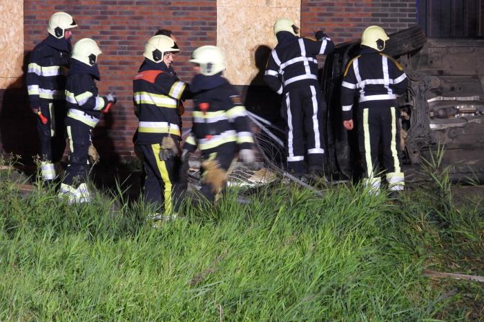 Auto raakt van de weg knalt tegen woning
