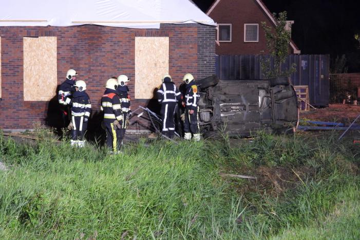 Auto raakt van de weg knalt tegen woning