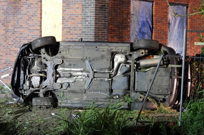 Auto raakt van de weg knalt tegen woning